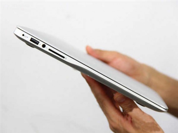 xiamoi-laptop-in-hand