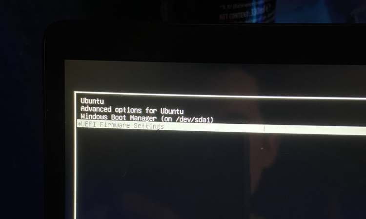 GRUB boot loader showing Ubuntu OS options.