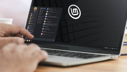 显示 Linux Mint 桌面的笔记本电脑